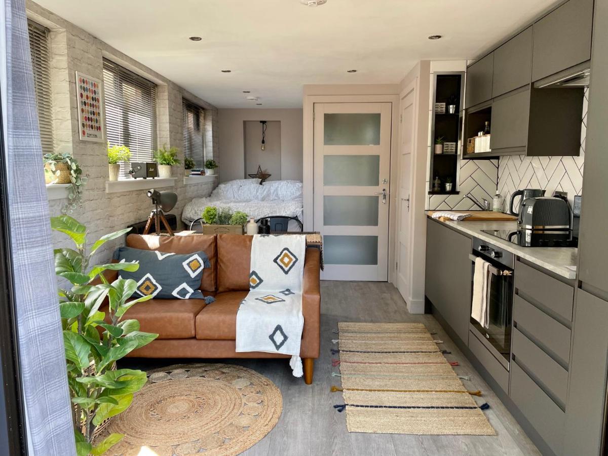 פורט ויליאם Stylish, Central Studio With Kitchen & Large Deck מראה חיצוני תמונה