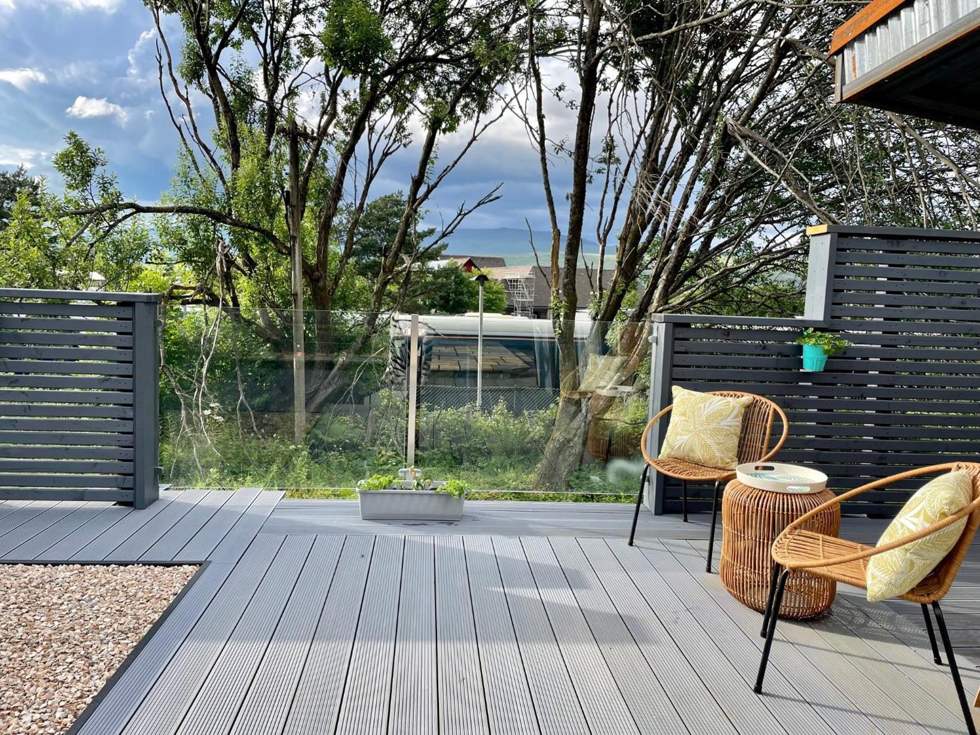 פורט ויליאם Stylish, Central Studio With Kitchen & Large Deck מראה חיצוני תמונה