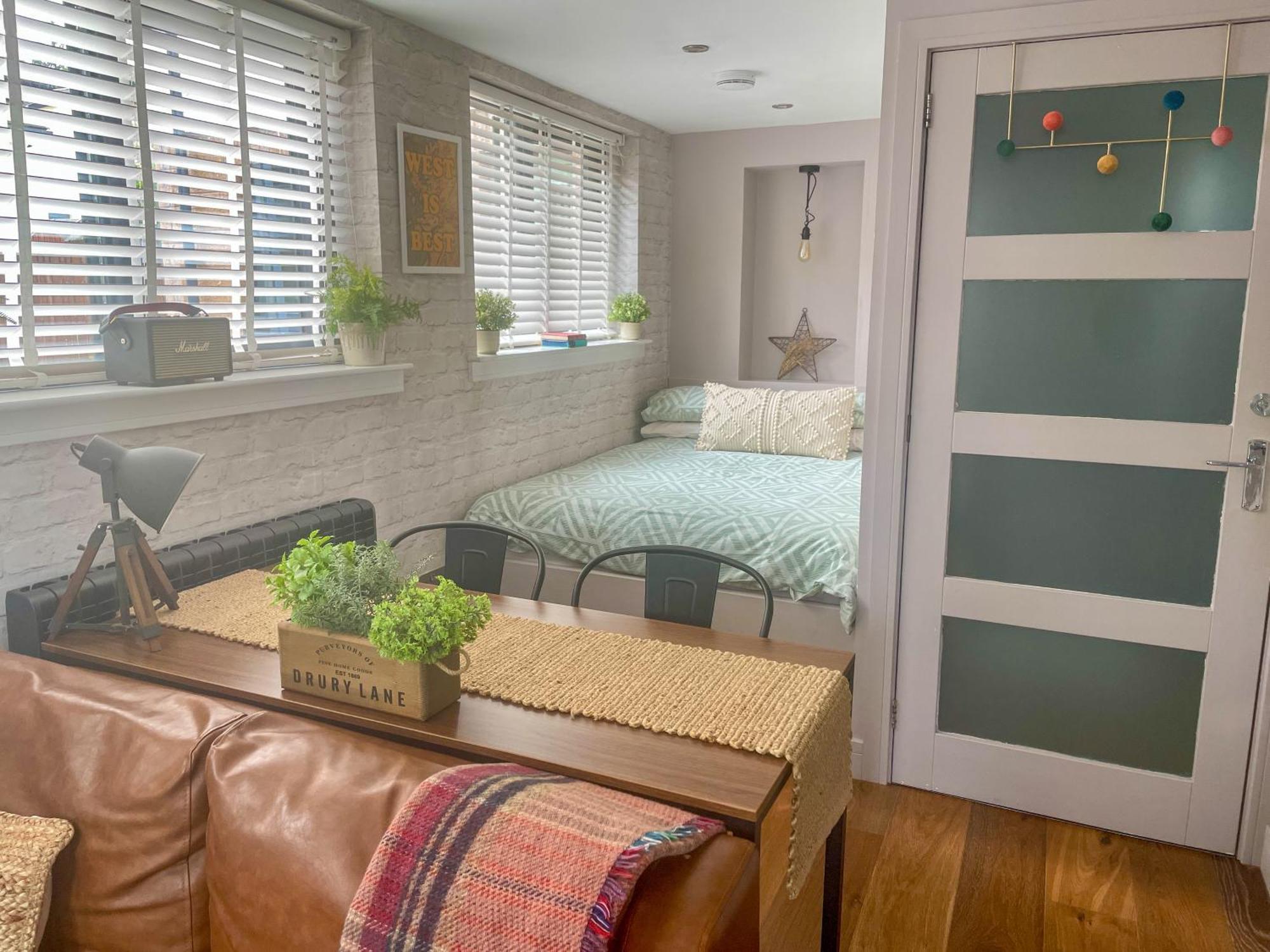 פורט ויליאם Stylish, Central Studio With Kitchen & Large Deck מראה חיצוני תמונה